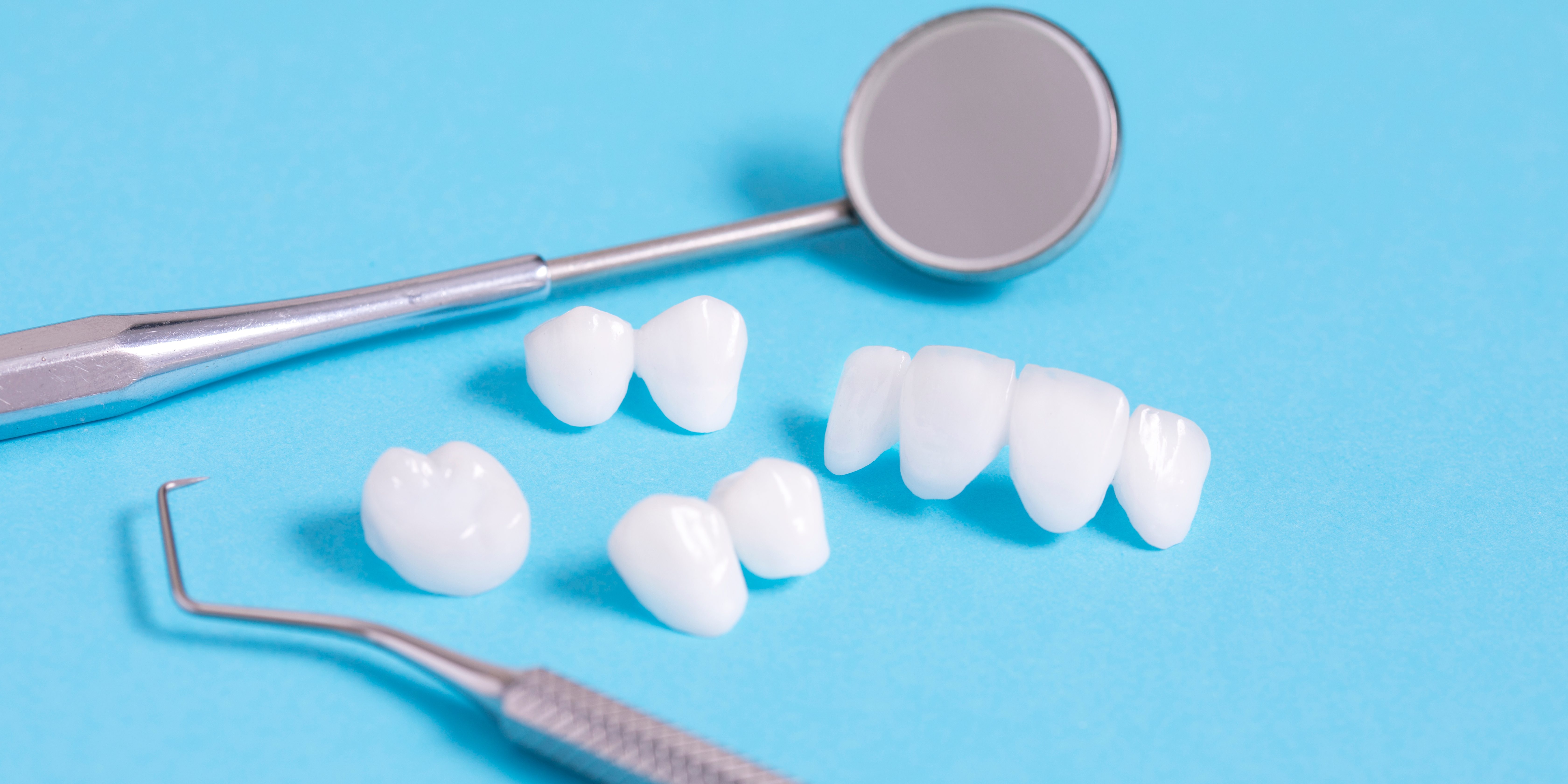 Zircon dentures samples with dental tools – Ceramic veneers – lumineers