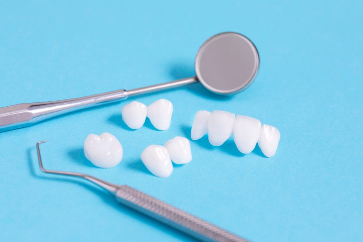 Zircon dentures samples with dental tools – Ceramic veneers – lumineers