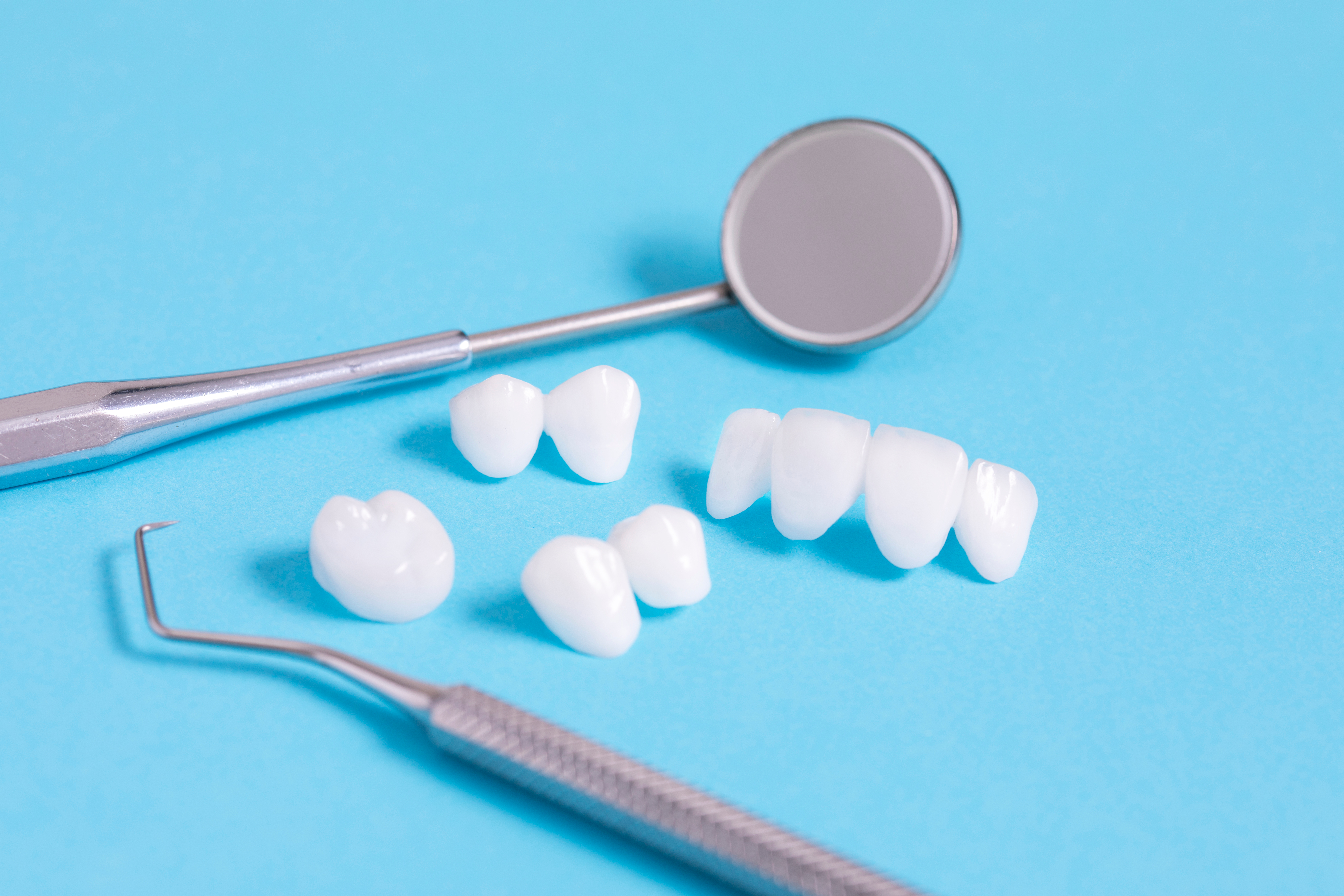 Zircon dentures samples with dental tools – Ceramic veneers – lumineers